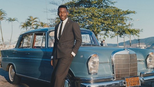 Pelé ganhou Mercedes de presidente de clube rival e foi garoto-propaganda da Honda CG