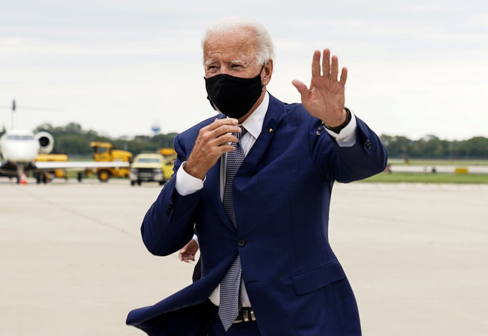 Joe Biden, candidato democrata a presidente dos EUA, usa máscara ao chegar ao estado de Wisconsin nesta quinta-feira (3) — Foto: Kevin Lamarque/Reuters