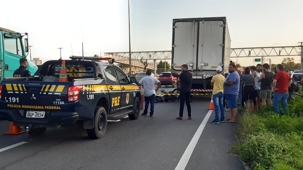 Motociclista morre após bater na traseira de caminhão na BR-101 em Parnamirim — Foto: Sérgio Henrique Santos/Inter TV Cabugi