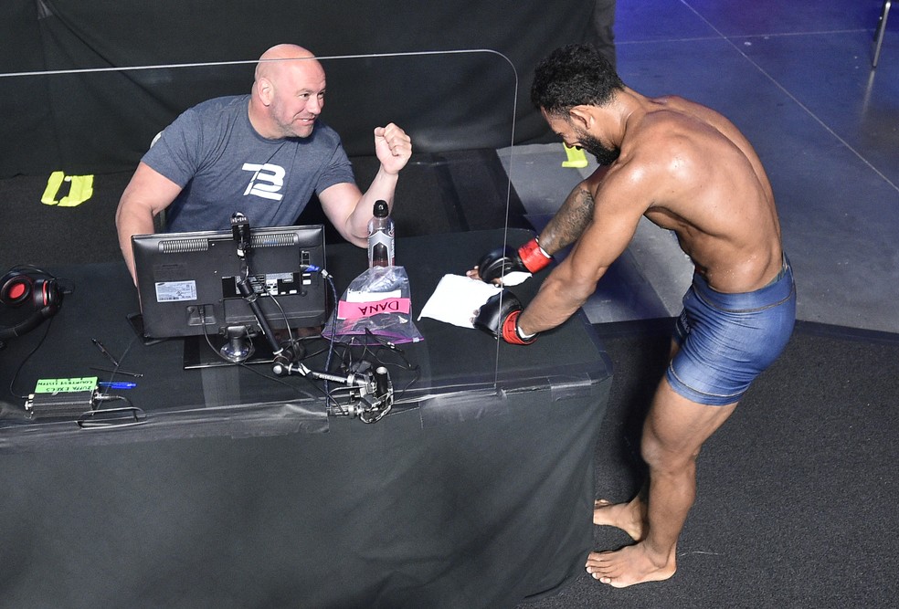 Rafael Alves leva um "contrato" para Dana White assinar após vencer no Contender Series — Foto: Chris Unger/DWCS LLC/Getty Images