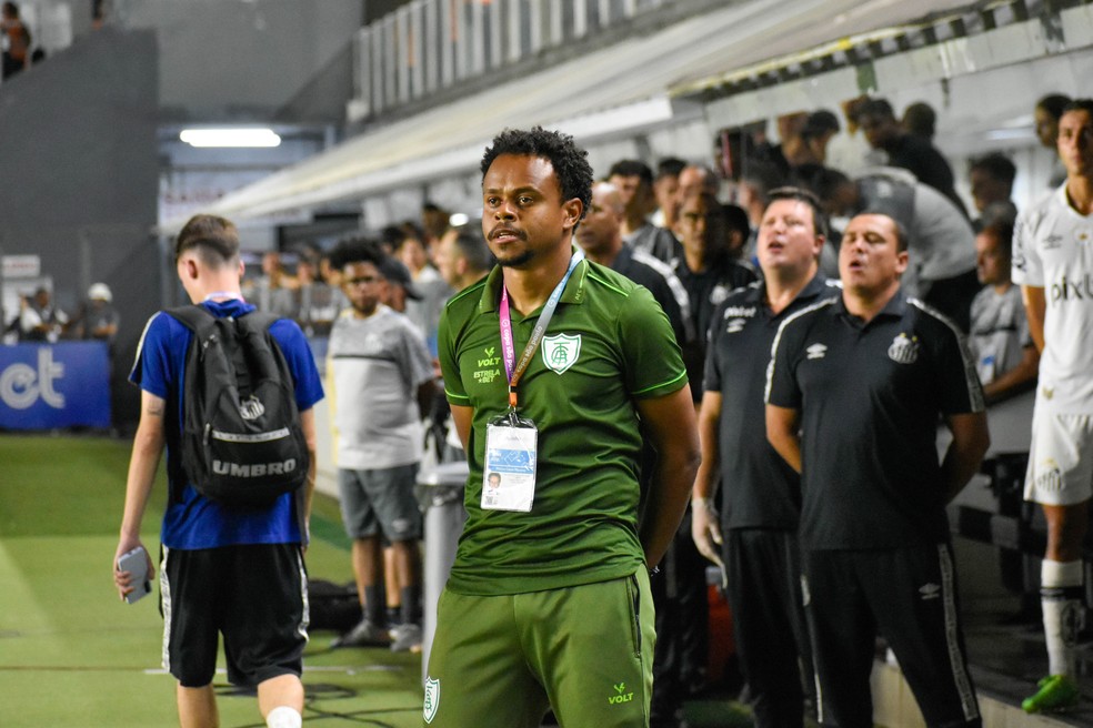 Mairon César, técnico do sub-20 do América-MG, na vitória por 3 a 0 contra o Santos, na Vila Belmiro — Foto: Tereza Horta / América