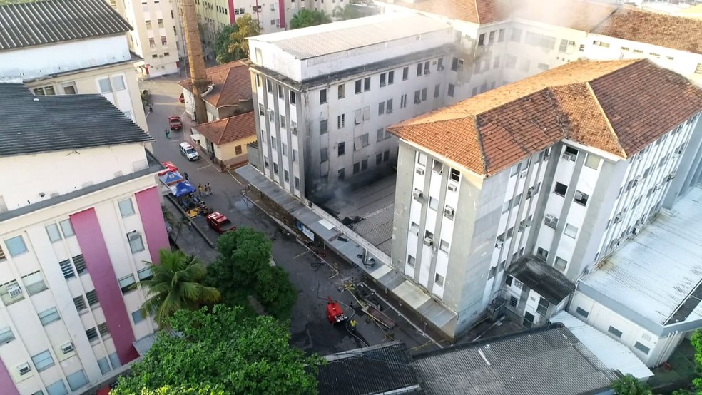 Ainda saía fumaça do Prédio 1 do Hospital Federal de Bonsucesso na manhã desta quarta (28) — Foto: Reprodução/TV Globo