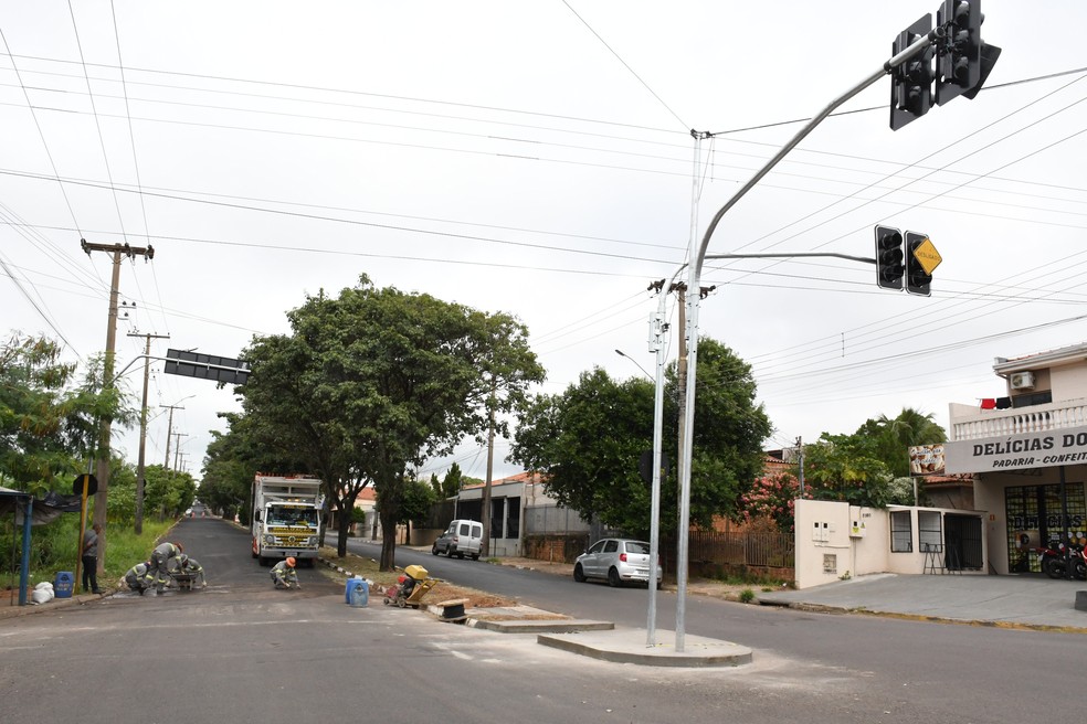 Cruzamento da Avenida JK recebe instalação de semáforos na zona leste de Presidente Prudente — Foto: Marcos Sanches/Secom