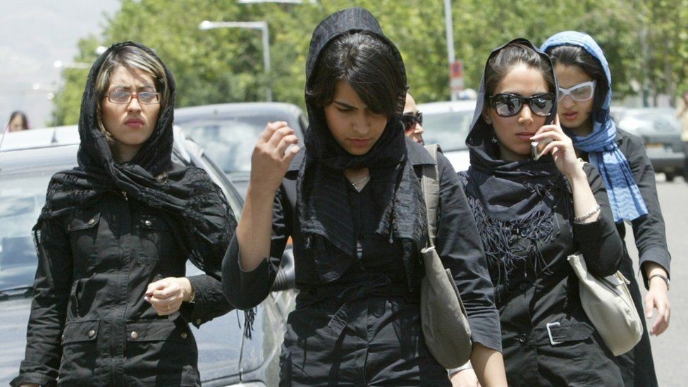 Caminhando em Teerã em 2005 (Foto: BEHROUZ MEHRI/AFP/GETTY IMAGES via BBC)