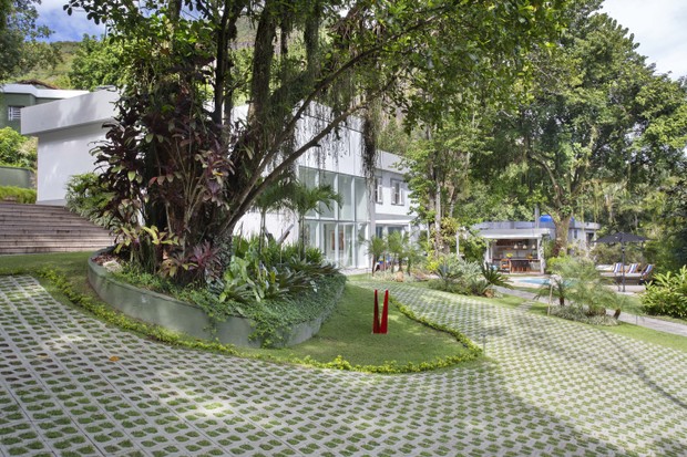 Novo paisagismo dá clima de casa de campo a imóvel de 5.000 m² no Rio de Janeiro (Foto: Denilson Machado (@mca_estudio))
