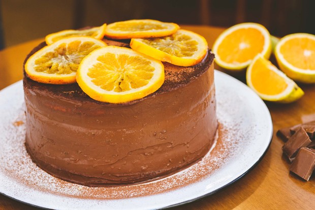 Receita arrebatadora de bolo de laranja com amêndoas e chocolate  (Foto: Divulgação)