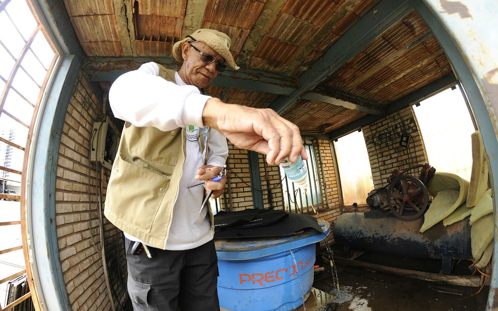 Vigilante de prevenção de endemias faz vistoria contra a dengue em casa no Gama, no Distrito federal — Foto: Secretaria de Saúde do DF/ Divulgação