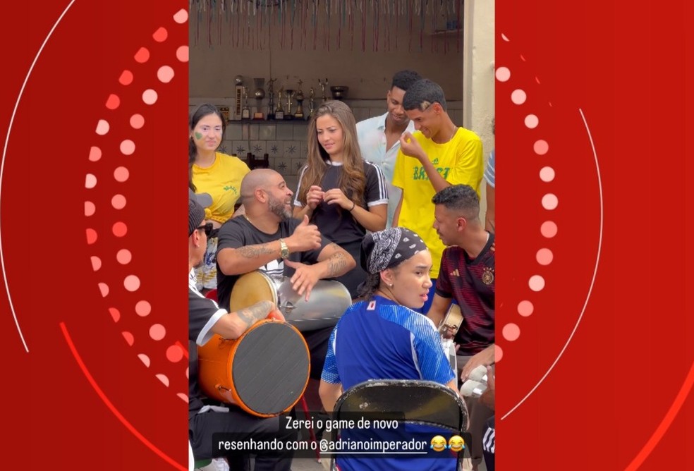 Após anunciar participação no Bola de Ouro, Luva de Pedreiro aproveita roda de samba com Adriano Imperador — Foto: Reprodução/Redes Sociais