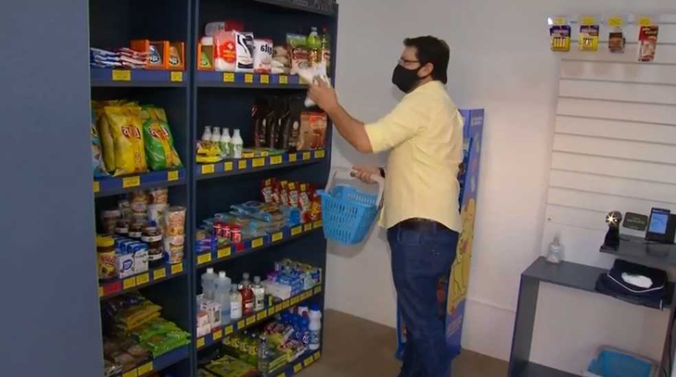 Thyerre Bortone Vieira é síndico e diz que minimercados em condomínios também se tornam um atrativo para possíveis locatários  — Foto: Reprodução/ TV TEM