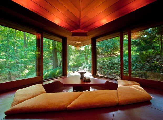 Casa em Ann Arbor, Michigan – Estados Unidos, desenhada por Frank Lloyd Wright. Do lado de dentro, os traços do arquiteto são bem marcantes; janelões, muito contato com a natureza e formatos inusitados (Foto: Divulgação)