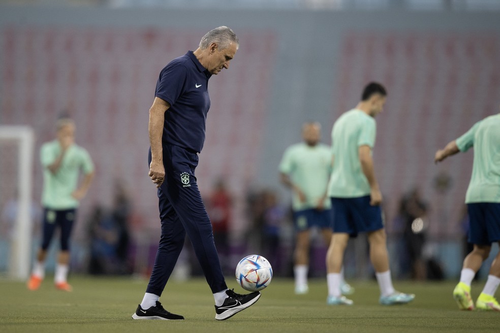 Tite controla bola durante treino da seleção brasileira no Catar — Foto: Lucas Figueiredo / CBF