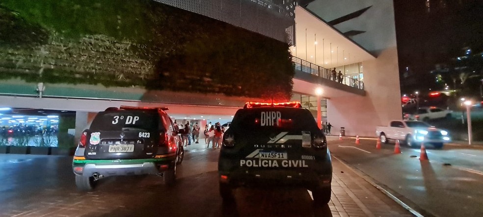 Agentes do DHPP de Fortaleza estiveram no local após o crime. — Foto: Rafaela Duarte/SVM