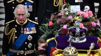 O rei britânico, Carlos III, caminha atrás do caixão da Rainha Elizabeth II da Grã-Bretanha quando deixa a Abadia de Westminster, em Londres — Foto: Ben Stansall / POOL / AFP