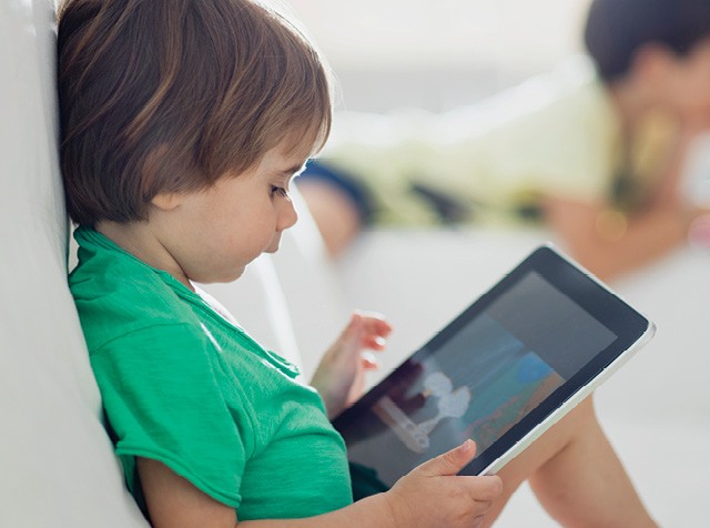 Menino branco utilizando tablet (Foto: Thanasis Zovoilis/ Getty Images)