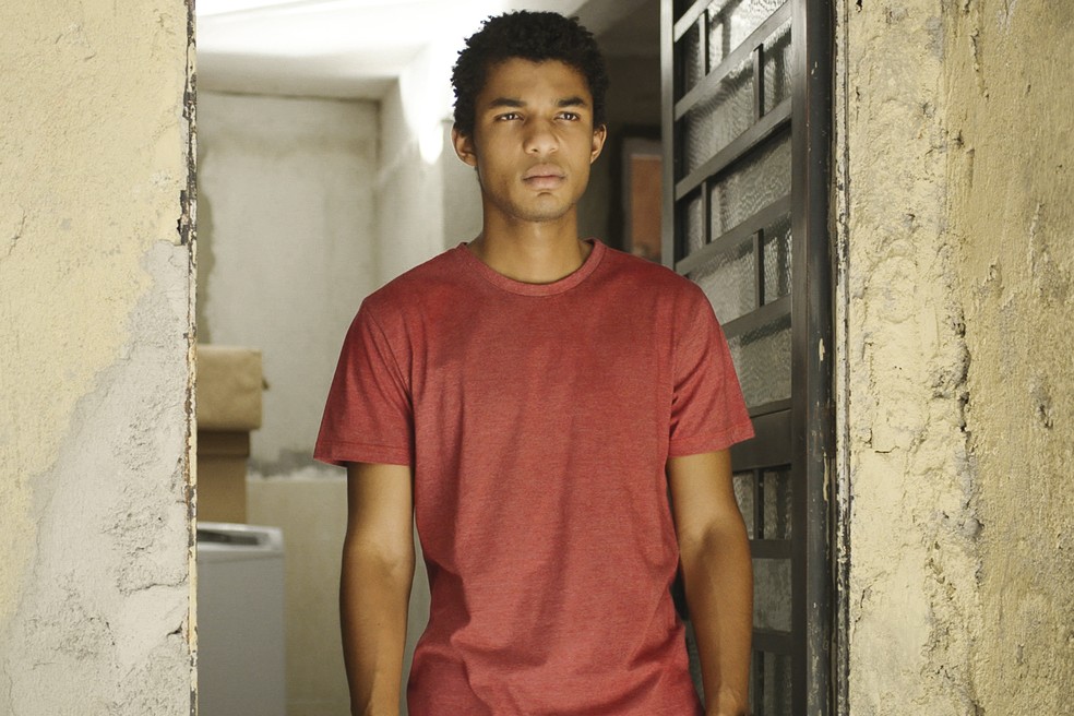 Juan Paiva como Ravi em 'Um Lugar ao Sol' — Foto: Globo/Divulgação