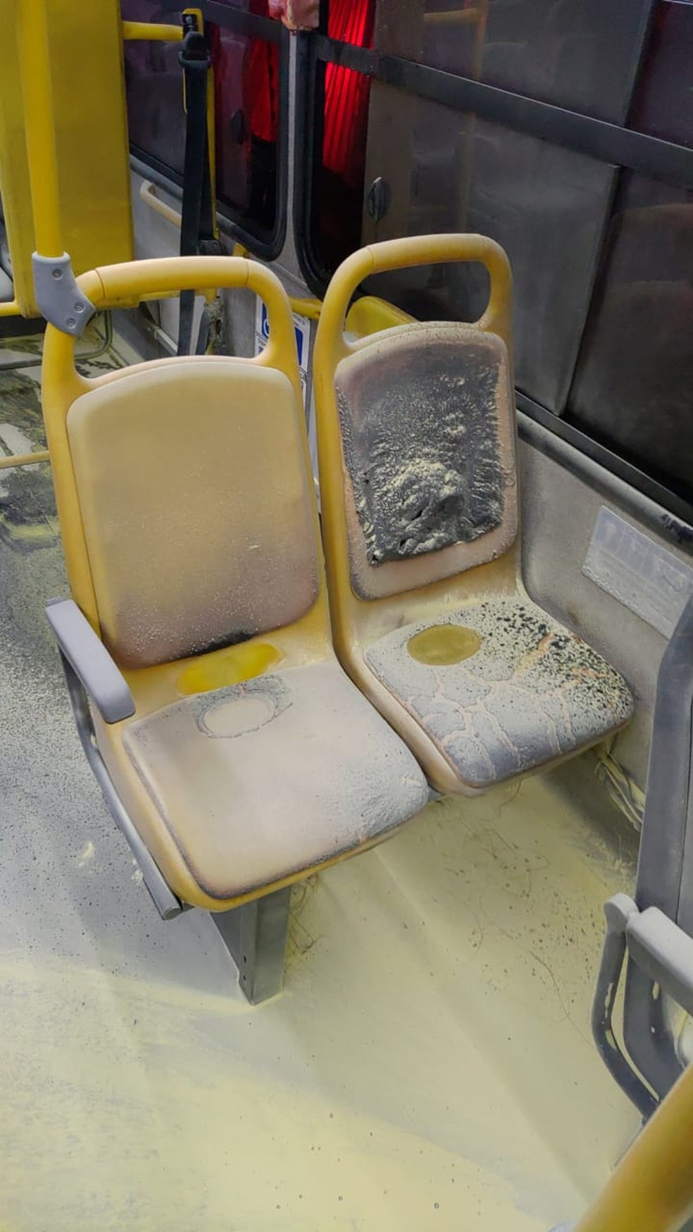 Bancos do ônibus ficaram danificados pelo incêndio, no bairro Ouro Minas, em BH — Foto: Polícia Militar/ Divulgação