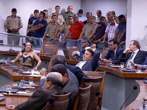 Data base de polícia militar e servidores estaduais é aprovada pela AL (Foto: Reprodução/TV Anhanguera) Data base de polícia militar e servidores estaduais é aprovada pela AL (Foto: Reprodução/TV Anhanguera)