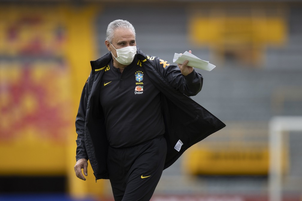 Tite, técnico da seleção brasileira, em treino em Bogotá — Foto: Lucas Figueiredo / CBF