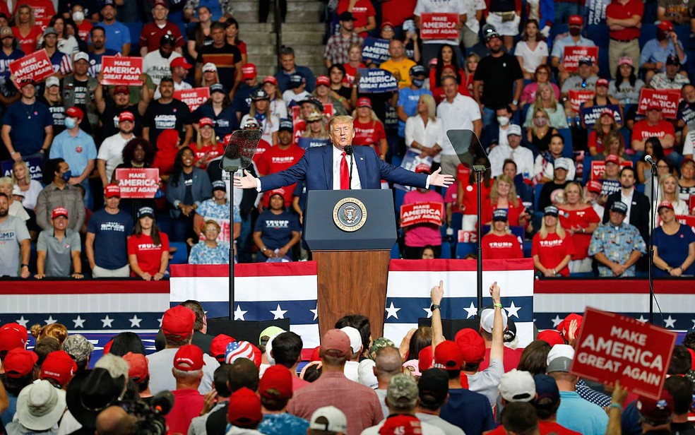 O presidente Donald Trump discursa no BOK Center, em Tulsa (Oklahoma) — Foto: Sue Ogrocki / AP Photo