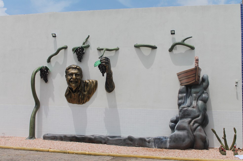 Ex-deputado Osvaldo Coelho recebe homenagem na Codevasf — Foto: Emerson Rocha / G1 Petrolina