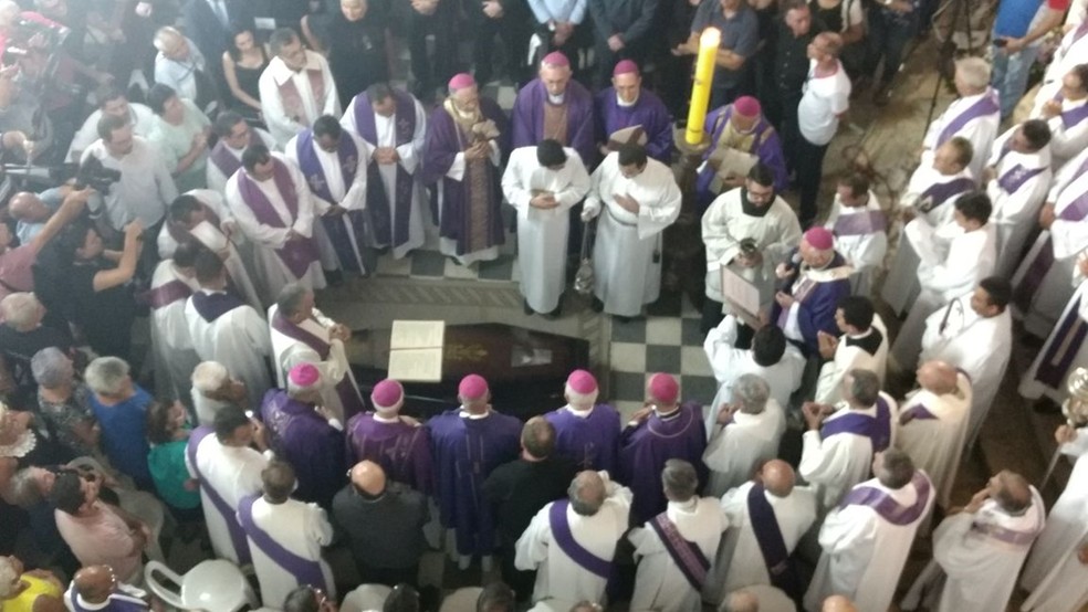 Corpo de Dom José Maria Pires foi sepultado às 17h40 na Catedral Basília de Nossa Senhora das Neves em João Pessoa (Foto: Tiago Bernardino/Jornal da Paraíba)