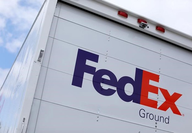 Caminhão da FedEx faz entregas em La Jola, Estados Unidos (Foto: Mike Blake/Reuters)