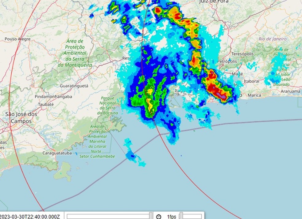 Radares do Instituto Estadual do Ambiente mostram a situação de chuva forte, com raios, em boa parte do Grande Rio — Foto: Reprodução