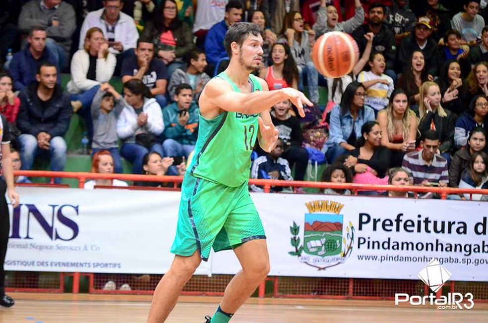 Rafael Mineiro briga pelo t&iacute;tulo de Enterrada da D&eacute;cada &mdash; Foto: Portal R3