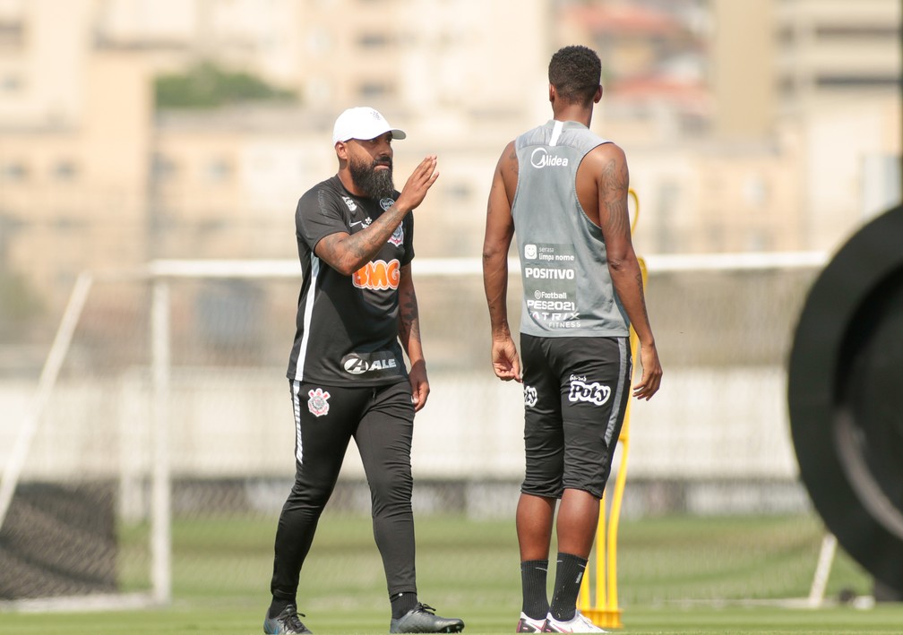 Coelho com Jô no treinamento do Corinthians — Foto: Rodrigo Coca/Ag. Corinthians