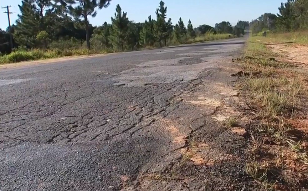Buracos e falta de acostamentos em rodovias da regiÃ£o de Itapetininga causam transtornos (Foto: ReproduÃ§Ã£o/TV TEM)