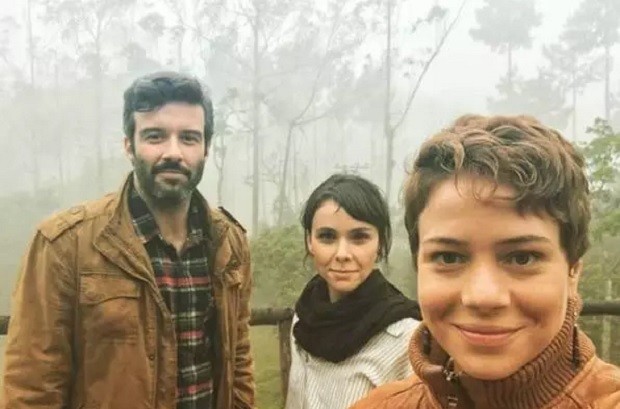 Gustavo Vaz, Débora Falabella e Leandra Leal nos bastidores de gravação de Aruanas (Foto: Reprodução/Instagram)