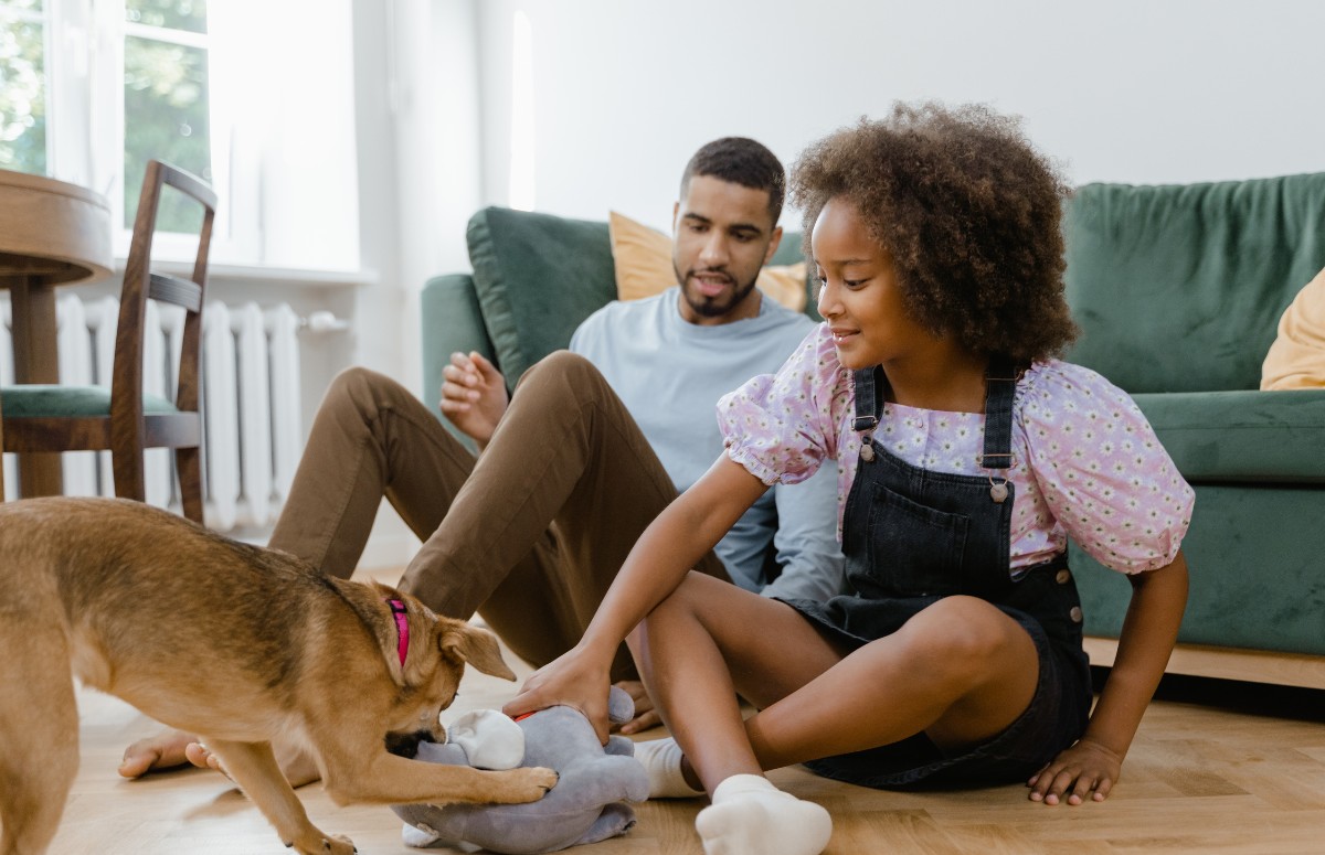 É importante que adultos estejam presente durante as interações entre as crianças e os animais, principalmente os de grande porte (Foto: Canva / Creative Commoms)