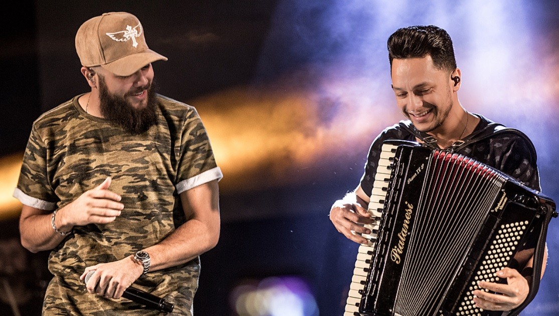 J sem o look, Henrique usou um bon em show na Bahia, neste domingo (1) (Foto: Reproduo/Instagram/@henriqueejuliano) J sem o look, Henrique usou um bon em show na Bahia, neste domingo (1) (Foto: Reproduo/Instagram/@henriqueejuliano)
