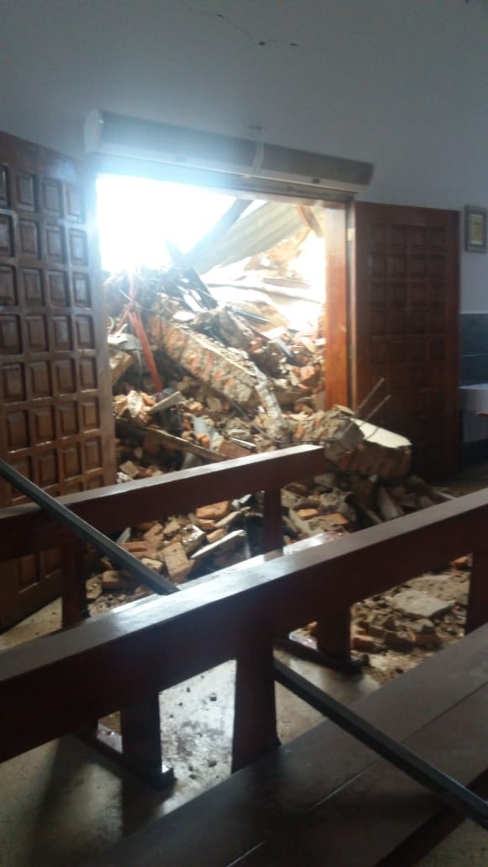 Igreja teve entrada destruída na chuva — Foto: Divulgação