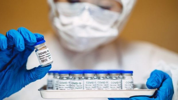 Há várias estratégias e tecnologias sendo avaliadas para criar vacinas contra a covid-19: desde métodos consagrados com vírus inativados até formulações novas com RNA, um código genético criado em laboratório (Foto: Getty Images via BBC News)
