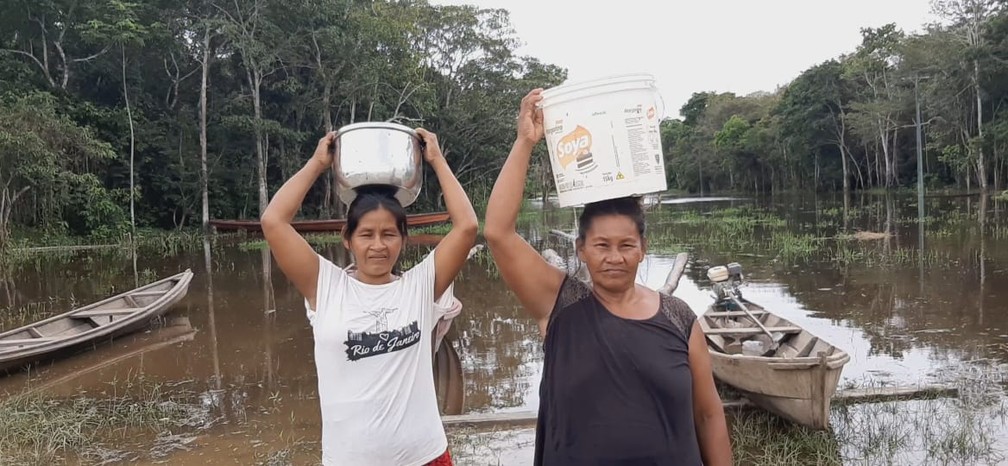 Indígenas consomem água de igarapé, no Alto Solimões, no Amazonas — Foto: Reprodução