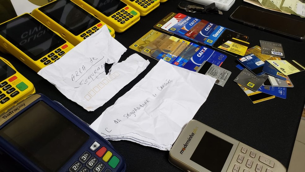 Vítimas escreviam cartas para golpista que fingia ser funcionário de banco em Lins — Foto: Polícia Civil/Divulgação