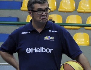 paco garcia tecnico mogi basquete (Foto: Thiago Fidelix)
