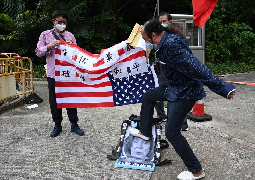 Manifestantes pró-Pequim pisaram em cartazes com a foto de Nancy Pelosi, em um protesto em frente ao consulado dos EUA, em Hong Kong — Foto: Peter PARKS/AFP