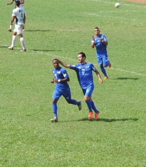 Rafinha comemora gol de empate do Azulão (Foto: Kawanny Barros / GloboEsporte.com) Rafinha comemora gol de empate do Azulão (Foto: Kawanny Barros / GloboEsporte.com)