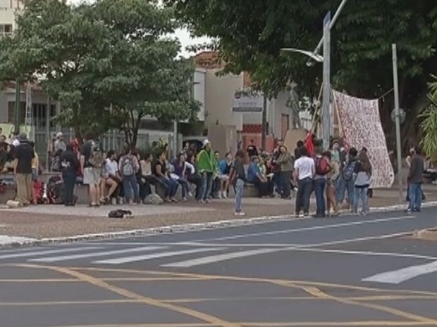 Manifestantes se reuniram em frente à prefeitura (Foto: reprodução/TV Tem)