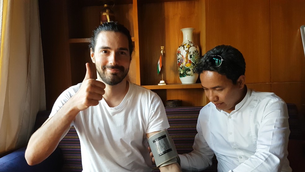 Passando pelo exame médico antes de começar a viagem (Foto: G1 )