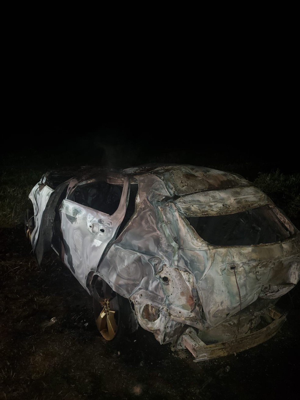 Carro fica destruído após pegar fogo — Foto: PRE/divulgação