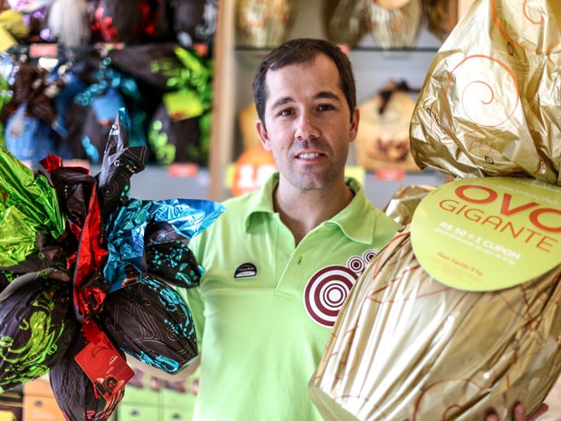 Marcelo Sousa, de 34 anos, vendeu o apartamento que vivia com a família para investir no sonho de ter uma loja de chocolates (Foto: Raul Zito/G1)