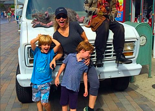 A atriz Brooke Mueller com seus dois filhos (Foto: Instagram)