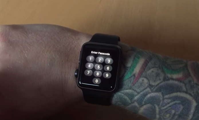 Apple Watch bloqueia em pulsos com tatuagens (Foto: Reprodução/YouTube)