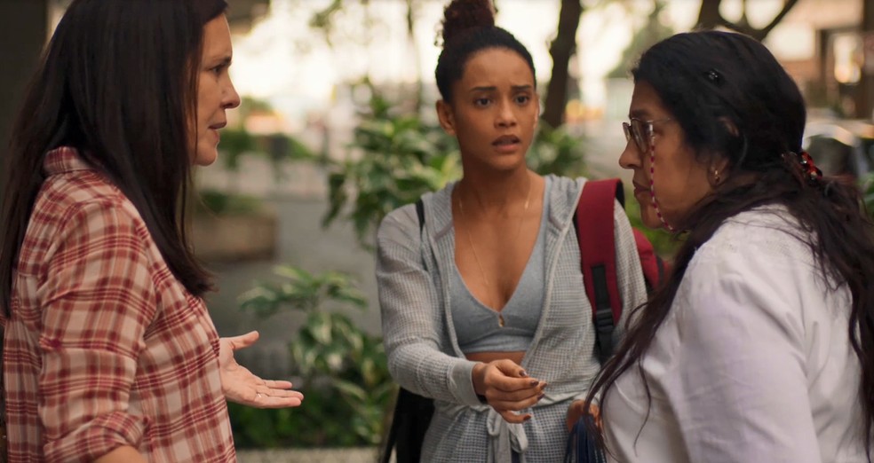 Lurdes (Regina Casé) flagra discussão entre Thelma (Adriana Esteves) e Vitória (Taís Araujo), em 'Amor de Mãe' — Foto: Globo