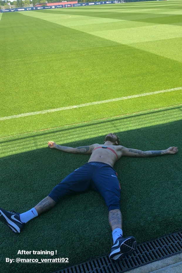 Neymar "morre" nos gramados após voltar aos treinos (Foto: Reprodução/Instagram)