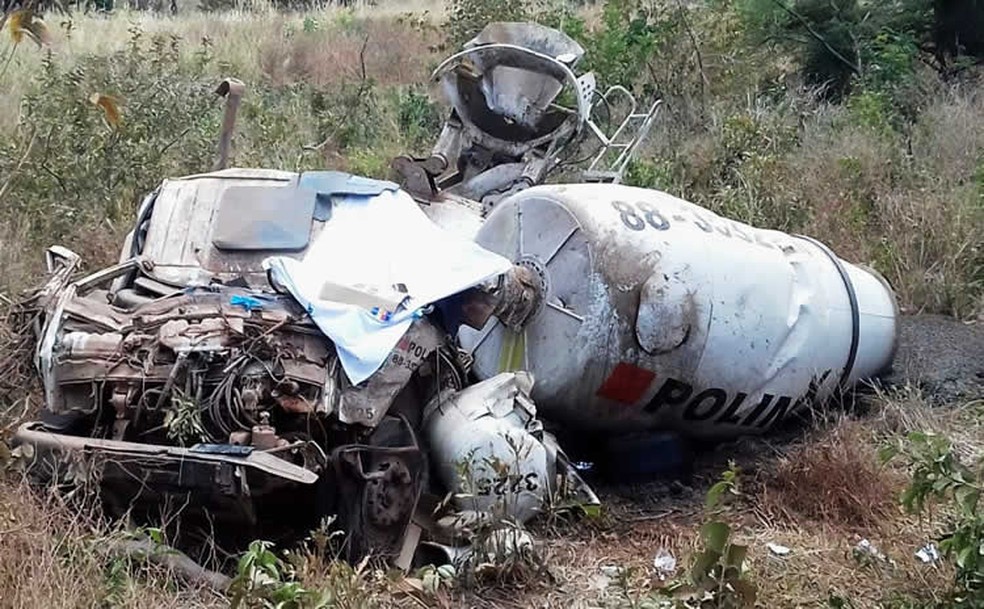 Motorista ficou presos às ferragens e não resistiu aos ferimentos (Foto: PRE)