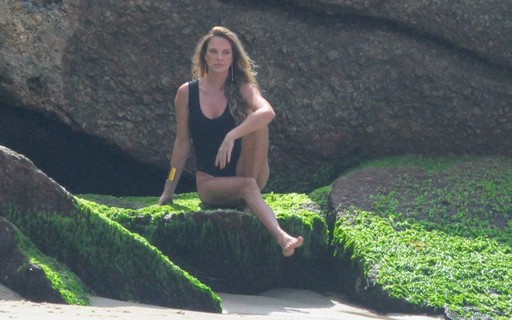 Letícia Birkheuer posa de maiô em praia carioca